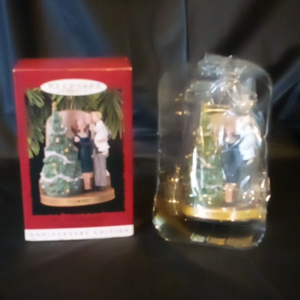 It's  Wonderful life movie  Hallmark 1996 Mint in box - brass ringing bell!!